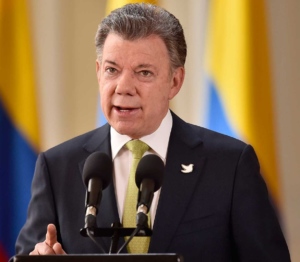 El Presidente Juan Manuel Santos afirmó hoy que si se alcanza la paz con el ELN “será el fin de las guerrillas, y podremos concentrarnos todos en hacer de nuestro país, desde la democracia, la nación libre, normal, moderna, justa e incluyente que podemos”