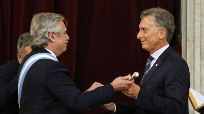 Argentina’s new president, Alberto Fernández, received the presidential sash and baton at his swearing-in on Tuesday from outgoing President Mauricio Macri (L-R). // Photo: Argentine Government.