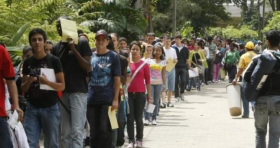 People lining up outside a job fair in Colombia. // File Photo: Colombian Government.