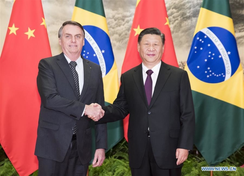 Brazilian President Jair Bolsonaro and Chinese President Xi Jinping shake hands.