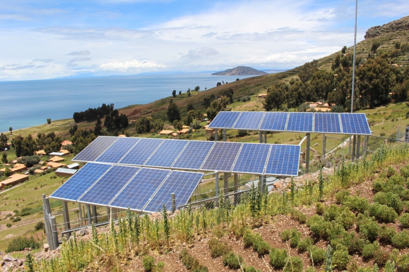 paneles solares en una zona rural