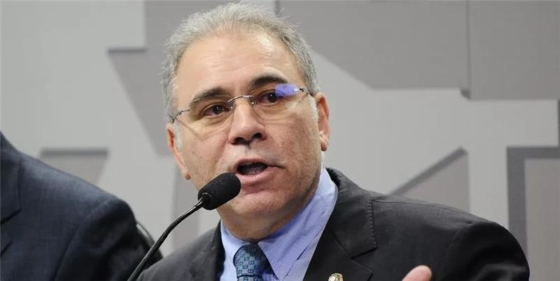 A photograph, in color, of new Brazilian Health Minister Marcelo Queiroga speaking into a microphone.