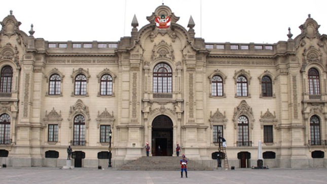 A photo, in color, of Peru's presidential palace.