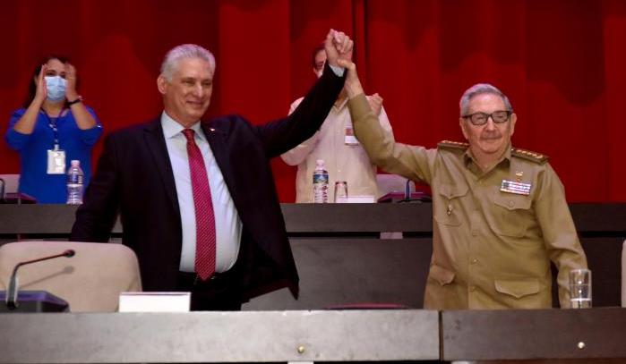 Raúl Castro (R) ceded the leadership of the Cuban Communist Party to Cuban President Miguel Díaz-Canel (L) at the party’s recent congress.