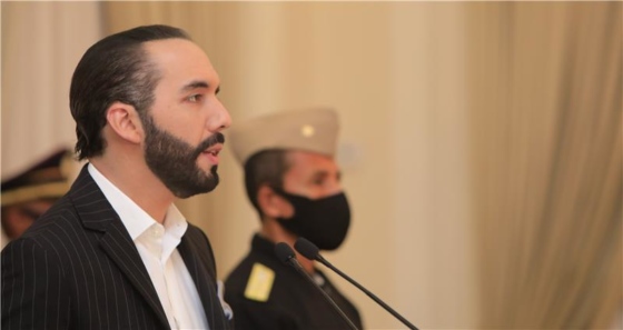 A photo of President Nayib Bukele's profile as he speaks into a microphone.