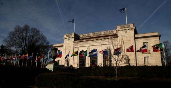 La fachada de la OEA con todas las banderas de sus estados miembros