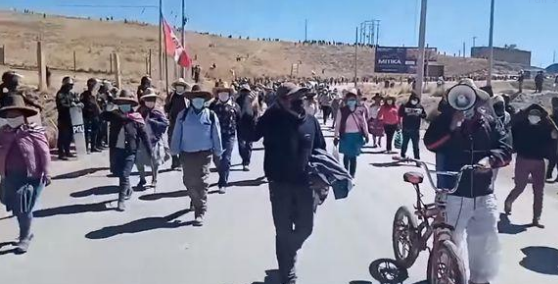 Local opposition to mining projects forced the suspension of several projects last year in Peru. A protest near the Antapaccay copper mine in Espinar province is pictured. // File Photo: Peruvian Government.