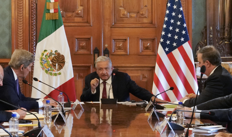 Mexican President Andrés Manuel López Obrador (center) met with U.S. Climate Envoy John Kerry (left) to discuss Mexico’s plans to address global warming. // File Photo: @lopezobrador_ via Twitter.