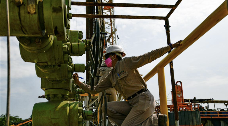 Pemex has increased its crude oil exports since the rise in international oil prices, moving away from its December commitment to cut 2022 exports in half. A Pemex worker at the Madrefil 141 oil well in Cunduacán, Tabasco is pictured. // File Photo: @Pemex via Twitter.