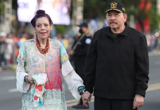 Foto de la vicepresidenta Rosario Murillo agarra de la mano al presidente Daniel Ortega