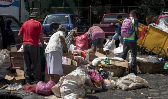 Foto de Ciudadanos nicaragüenses recolectan lo que pueda ser útil o comestible en un basurero.