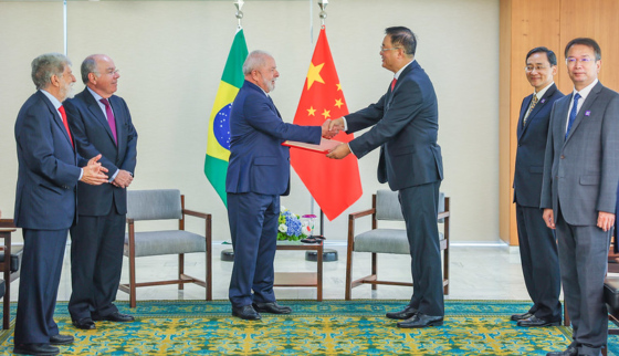 Photo of Lula and Chinese Ambassador to Brazil