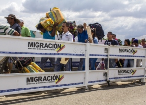 Photo of migrants crossing the Colombian border