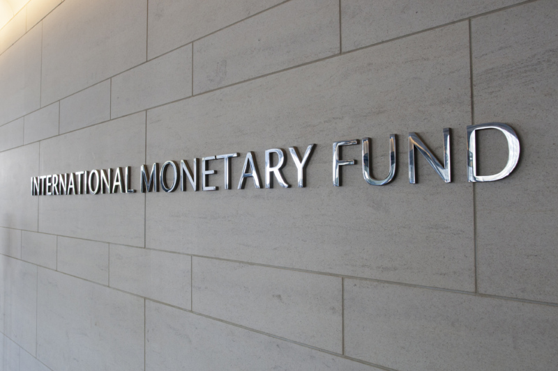 Foto del nombre de FMI afuera del edificio de FMI