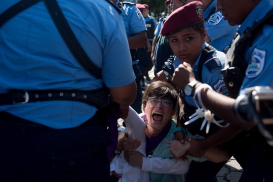 Foto de una activista nicaragüense durante protestas en Nicaragua
