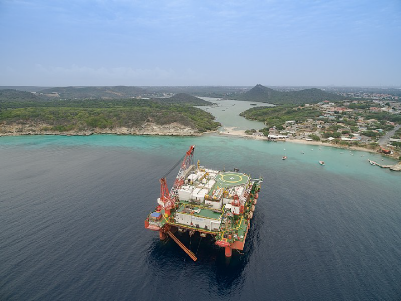 Photo of Ölplattform Curacao, an offhsore oil rig.
