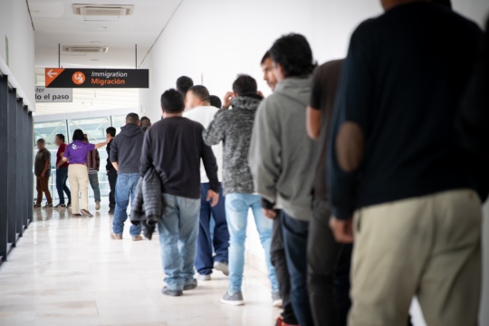Foto de gente en fila esperando a las aduanas