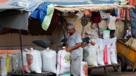 Foto de gente en el mercado de Granada, Nicaragua