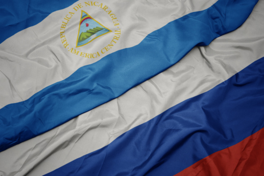 Foto de las banderas de Nicaragua y Rusia
